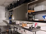 une cuisine avec beaucoup de désordre sur le comptoir