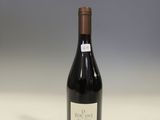 une bouteille de vin posée sur une table