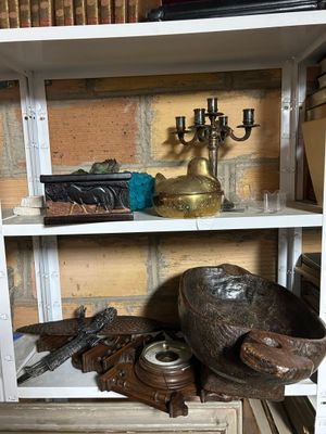 une étagère contenant beaucoup d'objets