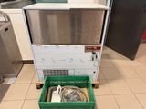 une photo d'une machine à glaçons professionnelle dans une cuisine professionnelle