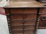 une commode ancienne en bois avec des tiroirs et une chaise à l'arrière-plan