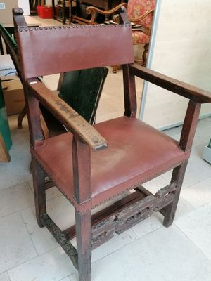 une chaise qui se trouve au milieu d'une pièce