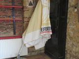 une serviette jaune accrochée à un crochet dans une pièce
