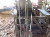 un balai et un porte-balai dans une grange