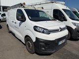 de nombreuses camionnettes blanches garées sur un parking
