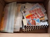 une boîte en carton remplie de nombreux types de courrier différents