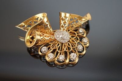 une bague en or et diamants, ornée d'un nœud sur le dessus