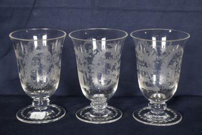 trois verres à pied en verre transparent posés sur une table noire