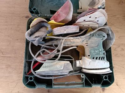 une boîte remplie d'objets divers posée sur une table en bois