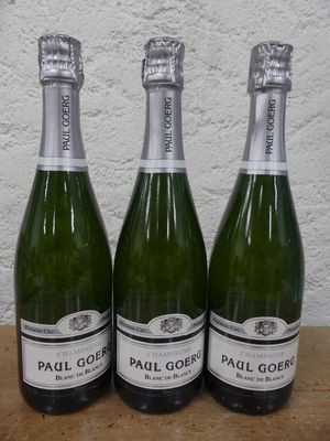 trois bouteilles de vin posées sur une table en bois