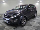le 4x4 noir est garé sur un sol en damier dans le garage