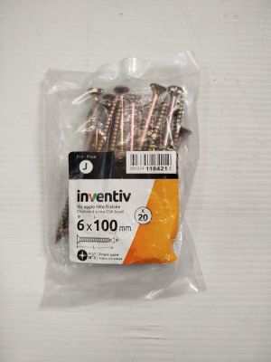 un sachet de vis posé sur une surface blanche