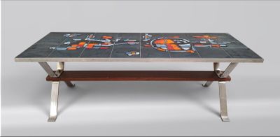 une table sur laquelle est posée une carte du monde