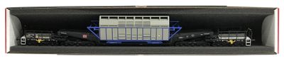 une boîte noire contenant un petit camion jouet