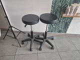 deux tabourets noirs empilés l'un sur l'autre