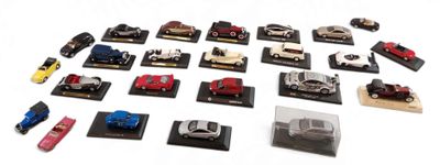 de nombreuses petites voitures exposées sur une surface blanche