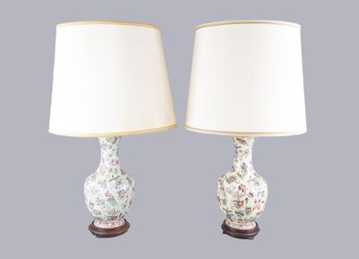 deux lampes blanches ornées d'un motif floral, placées l'une à côté de l'autre