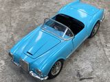 une petite voiture bleue posée par terre
