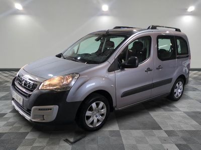 la petite camionnette argentée est garée sur un carrelage à carreaux