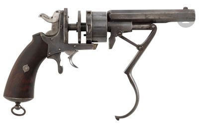 un gros plan d'un pistolet sur un fond blanc avec un fond blanc