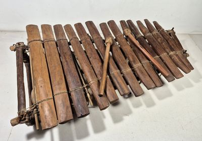 un tas de bâtonnets posés sur une table