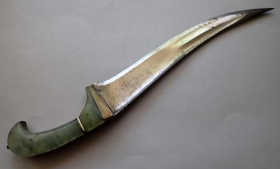 a knife that is laying on a table