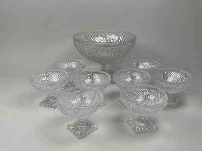 un ensemble de bols en verre et un bol posés sur une table