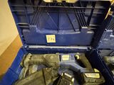 une boîte à outils bleue avec des outils à l'intérieur