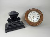une petite horloge et une autre petite horloge posées sur une table