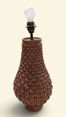 un vase marron dans lequel se trouve une ampoule