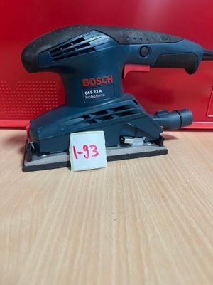 une ponceuse orbitale Black & Decker posée sur une table en bois