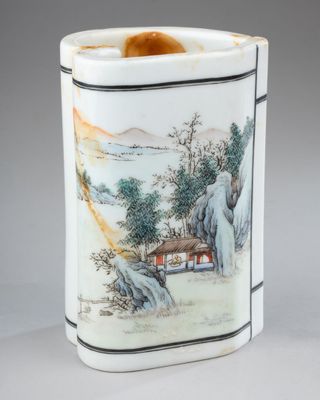 une tasse blanche décorée d'une peinture, posée sur une table
