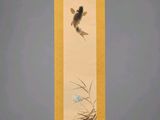 une peinture orientale représentant un oiseau survolant un étang