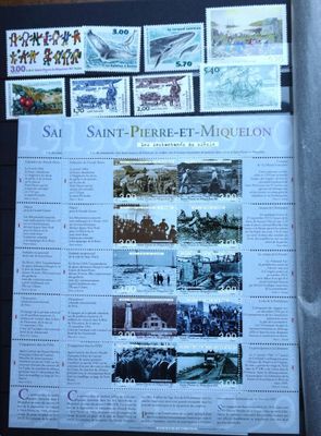 une photo d'une affiche sur le mur d'un bâtiment