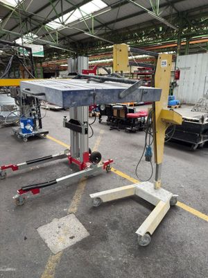 une machine qui se trouve au milieu d'un entrepôt
