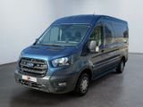 une fourgonnette Ford Transit garée dans une grande pièce aux murs blancs