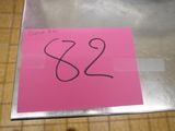 un autocollant rose sur lequel est inscrit le chiffre 32