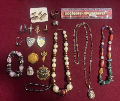 Bijoux fantaisie et divers fond d'écrin - Réf. 30074