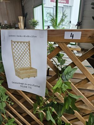 Lot de dix jardinières en bois. 40 x 80 x 137 cm.