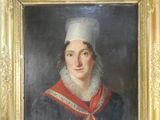 portrait d'une femme vêtue d'une robe rouge et blanche et d'un chapeau blanc