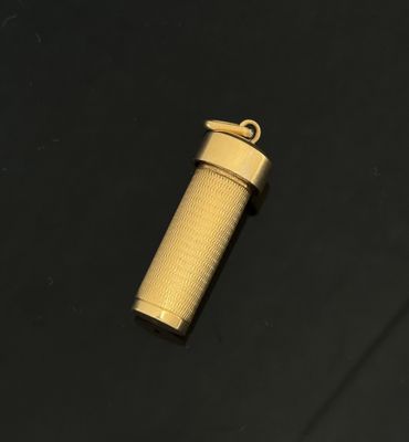 ETUI cylindrique en or jaune 750 mil. guilloché formant pendentif. Poi - Photo 1