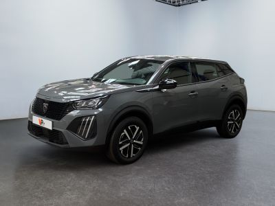 Un SUV gris est garé dans une grande pièce.