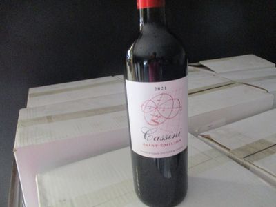 une bouteille de vin posée sur une pile de livres