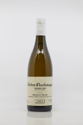la bouteille de vin blanc est posée sur une surface blanche
