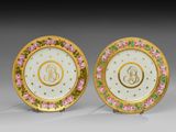 une paire d'assiettes en porcelaine ornées de fleurs dorées et roses