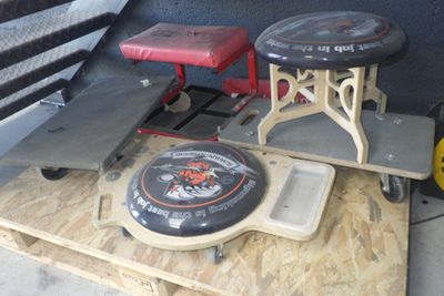 deux tabourets et une table sur laquelle est posé un skateboard
