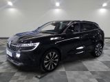 un 4x4 noir garé sur un sol en damier dans un garage