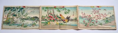 Trois tableaux représentant des oiseaux et des fleurs sont accrochés au mur.