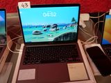 trois ordinateurs portables posés sur une table