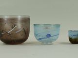 trois verres posés les uns à côté des autres sur une table